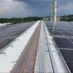 Sàn thao tác giữa các dãy tấm pin trên mái