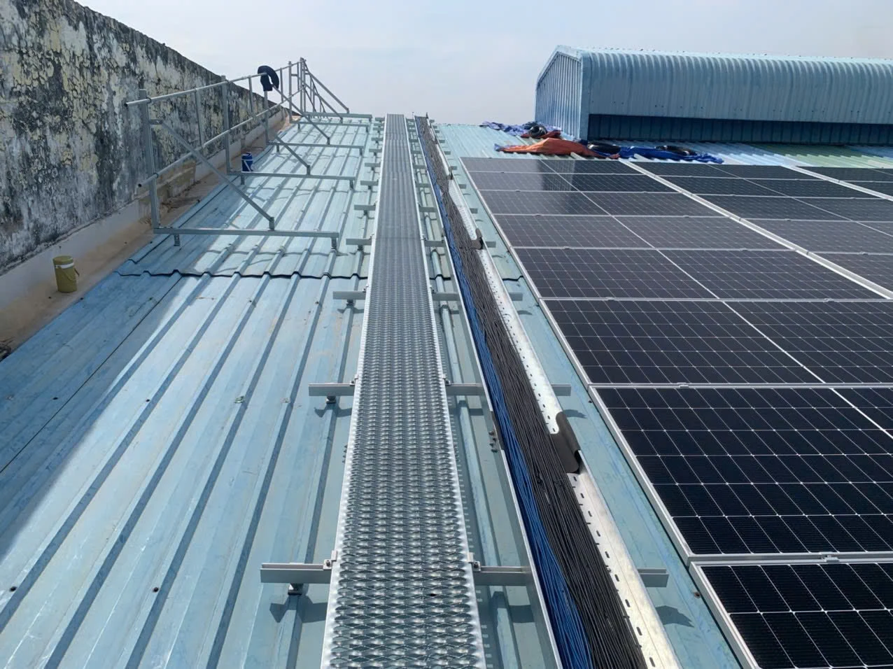 Sàn thao tác lắp giữa các dãy tấm pin