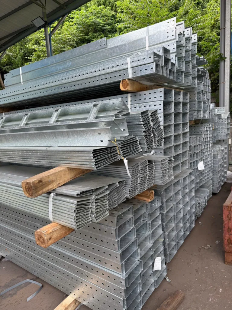 Máng cáp đục lỗ