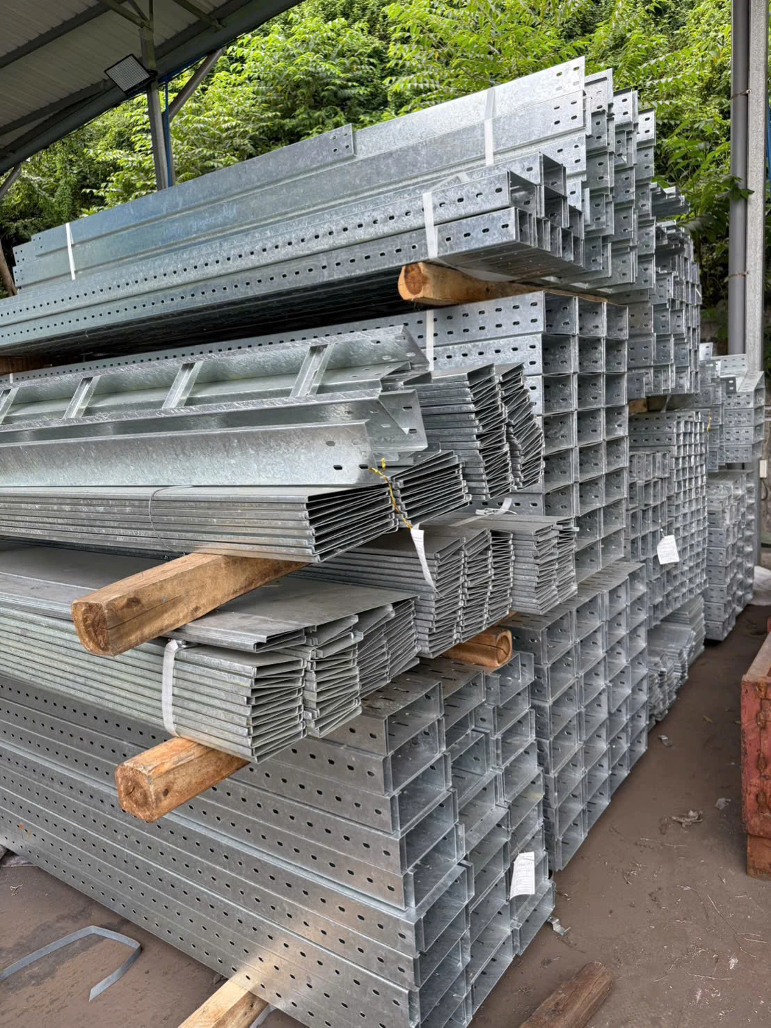 Máng cáp đục lỗ