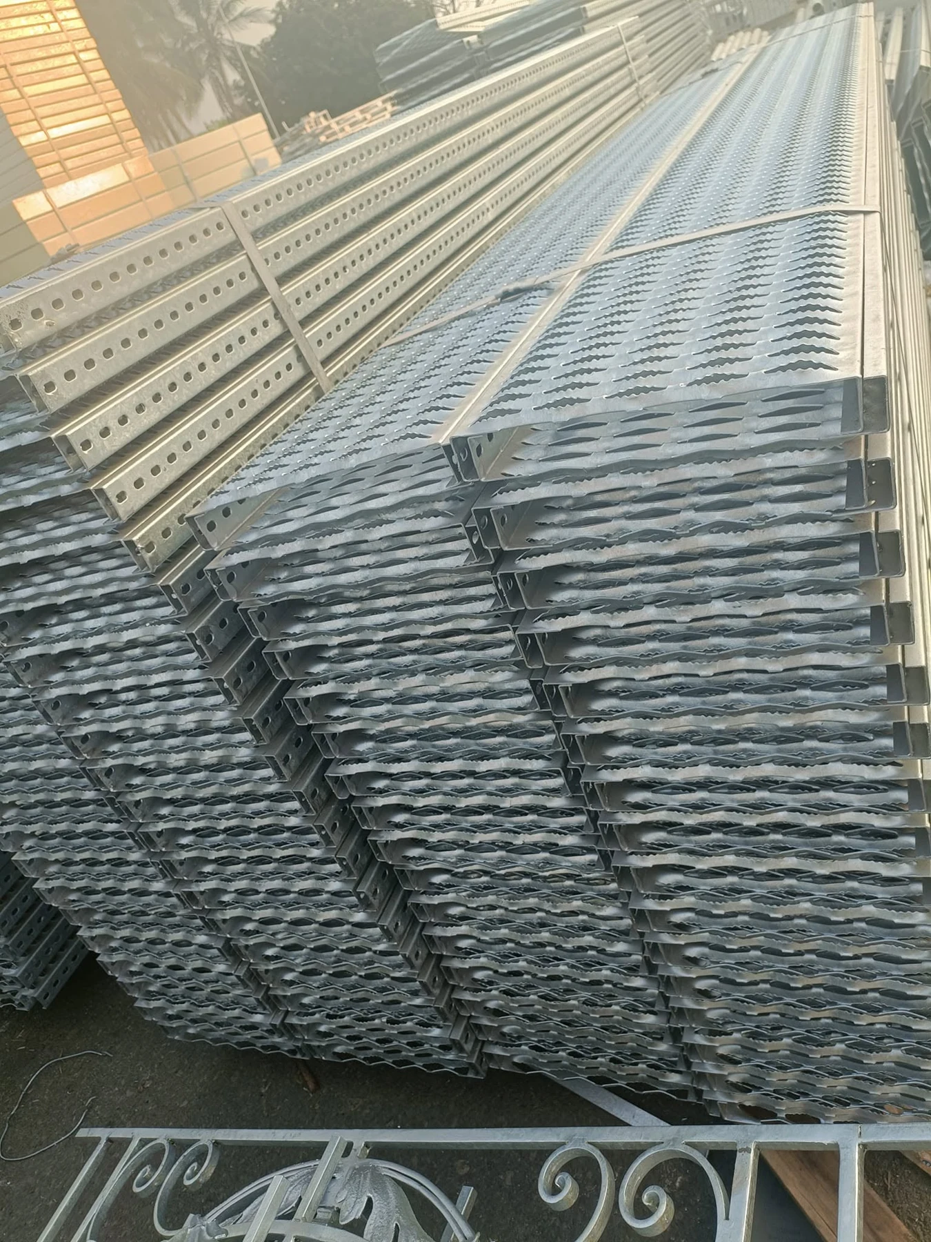 Sàn thao tác kim loại trong bộ ảnh HMN